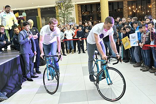 Фанаты велокоманды "Астана" посоревновались на встрече со спортсменами