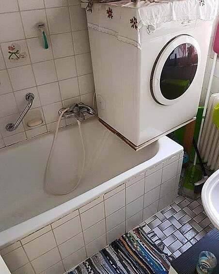 Особенной читателей таблоида напугал снимок со стиральной машиной, балансирующей над ванной.