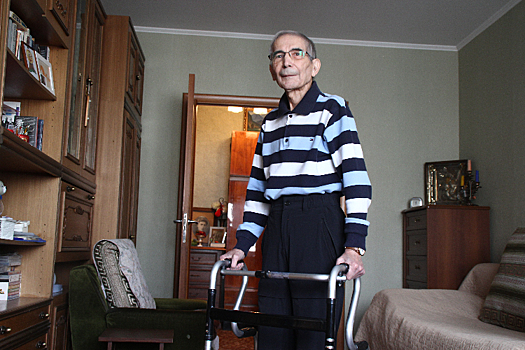 «Хочу пожать им руки». 80-летнего профессора МГУ, упавшего на улице, спасли соседи