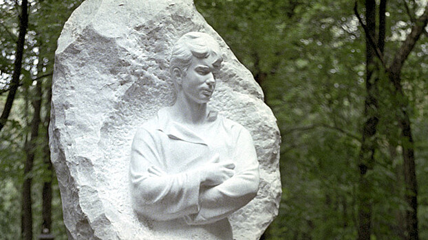 В Ваганьковском осквернили могилу Есенина