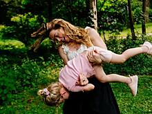 Эмбер Хёрд с дочерью, рождённой суррогатной матерью, снялась для глянца: фото