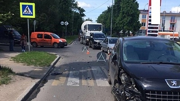 В Калининграде 90-летний водитель ВАЗ пострадал при столкновении с Peugeot
