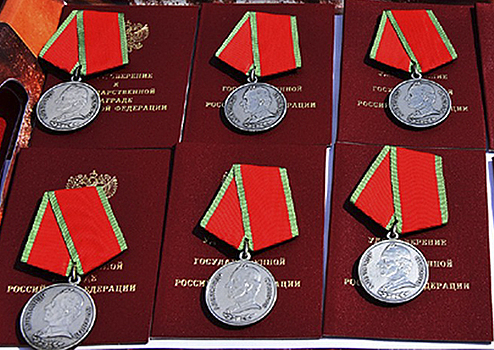 Командующий Северным флотом вручил награды отличившимся офицерам