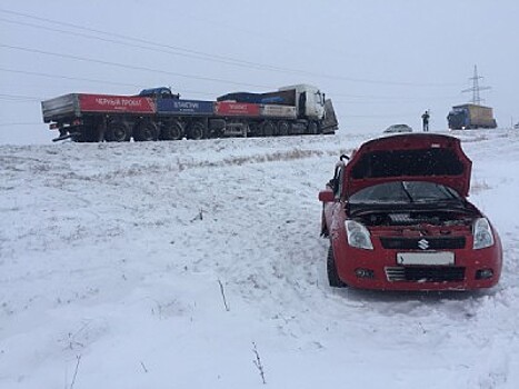 В Самаре электричка протаранила легковой автомобиль