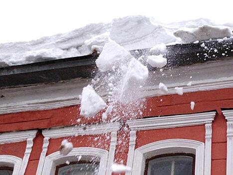 В Слободском на 12-летнюю девочку с крыши упала глыба снега: ребенок получил травму плеча