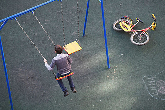 Треть детских площадок в России признали опасными для детей