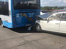 Toyota Cresta и автобус МАЗ столкнулись на мосту в Чите