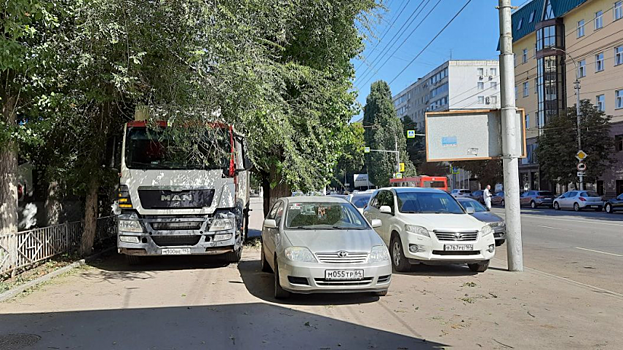 На тротуаре улицы Чернышевского устроили нелегальную парковку