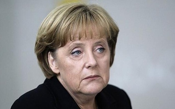 Меркель обвинили в нарушении клятвы канцлера Германии ради США