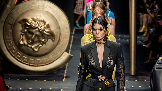 Поеденные молью свитеры и крокодиловые комбинации: Versace обращается в гранж