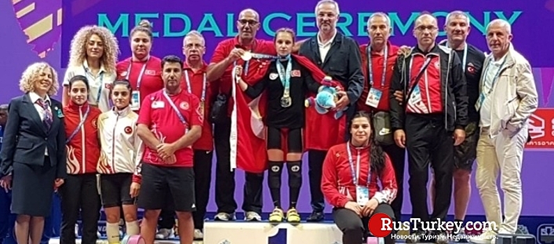 Турецкая тяжелоатлетка Шазие Эрдоган стала чемпионом мира