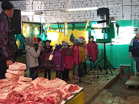 «Концерт на фоне отрубленных свиных голов»: волгоградские дети поздравили мам в мясном отделе рынка