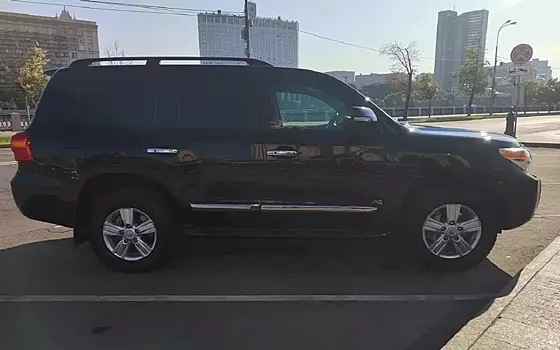 В продаже появился особый Land Cruiser 200 почти без пробега: в чем его особенность?