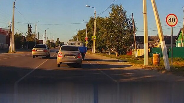 В Бессоновке водитель Nissan обогнал 2 машины, нарушив ПДД