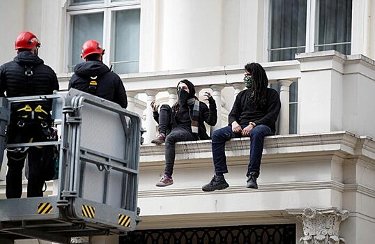 Полиция Лондона вытеснила анархистов из особняка родственников Дерипаски