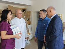 Донские депутаты доставили в БСМП Мариуполя халаты, маски и медоборудование