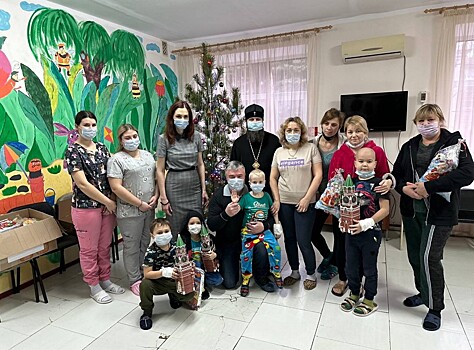 Депутат Госдумы Артем Кавинов привез новогодние подарки ребятам в Луганскую детскую больницу