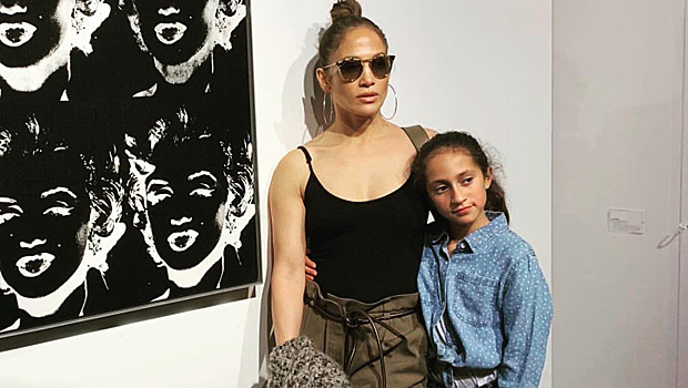 Дженнифер Лопес в соблазнительном топе и мешковатых брюках Brunello Cucinelli побывала с дочкой на выставке в Майами