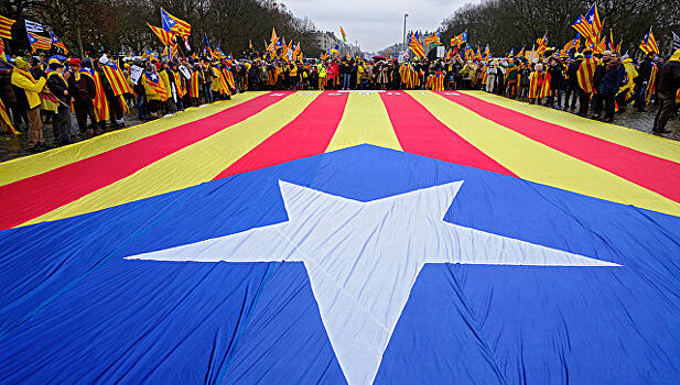 В Испании правительство отменило контроль за финансами Каталонии