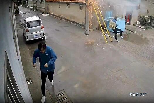 Реакция спасла жизнь неудачливому электрику в Китае