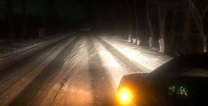 В Шахтах автомобиль сбил пешехода, который шел по дороге