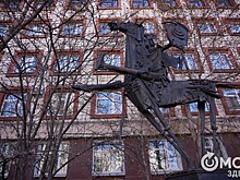 Железный рыцарь будет смотреть на омичей свысока