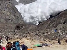 Снежная лавина накрыла лагерь туристов в Непале