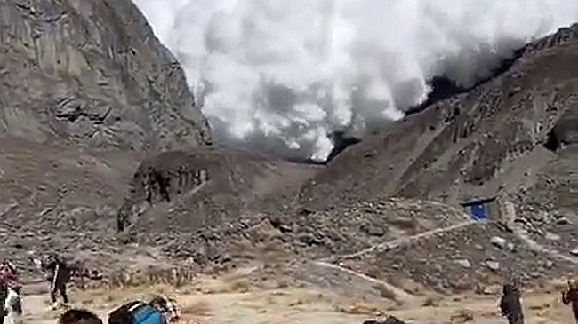 Снежная лавина накрыла лагерь туристов в Непале