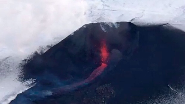 Один из лавовых потоков Ключевского вулкана на Камчатке прекратил движение