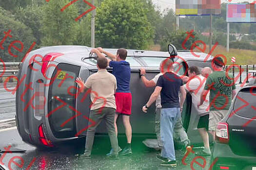 В Подмосковье на видео сняли, как мужчины пытались перевернуть авто после ДТП