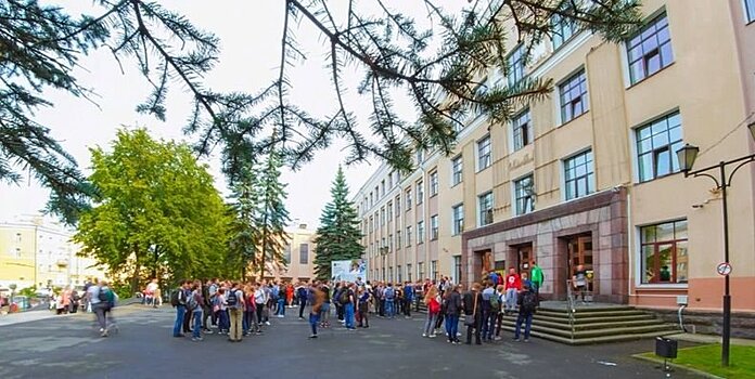 "Не забивайте на пары с первого дня!" Старшекурсники ПетрГУ дали советы новичкам в День первокурсника