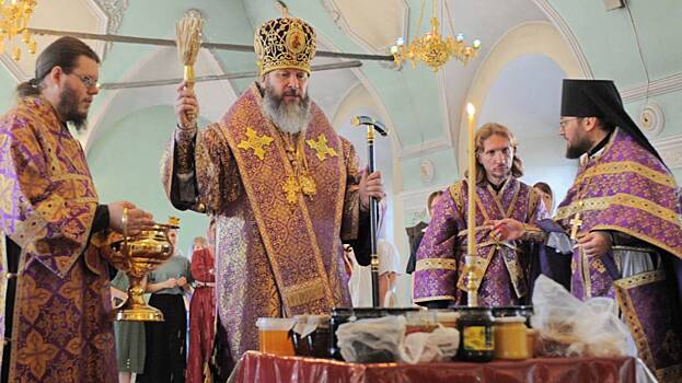 Православные освятили первый мед перед постом