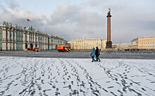 Главную новогоднюю елку в Петербурге  на Дворцовой полностью нарядили. Видео