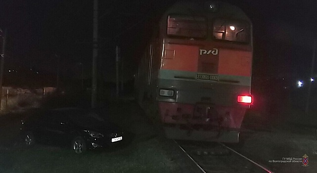 Хотел проскочить на красный: в Волгограде тепловоз снес иномарку