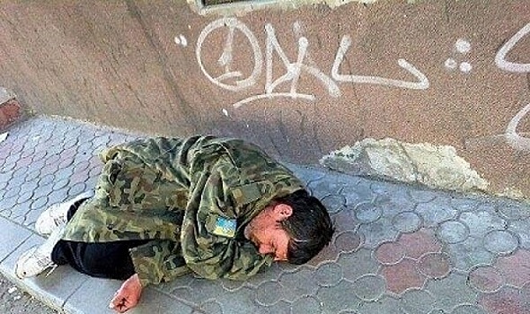 Пьяный всушник провалился в туалет, а его сослуживец справлял нужду и подорвался