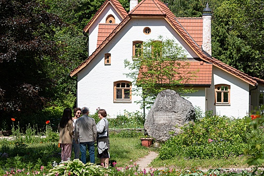 Наталья Поленова: Почему автор "Московского дворика" уходил на фронт