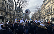 Во Франции прошла акция протеста против пенсионной реформы на фоне роста военных расходов