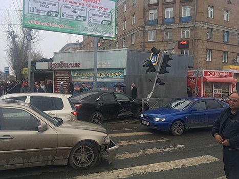 В СМЭУ рассказали, когда отремонтируют сбитый светофор возле администрации Дзержинского района