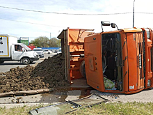На Дону перевернулся КамАЗ с землей