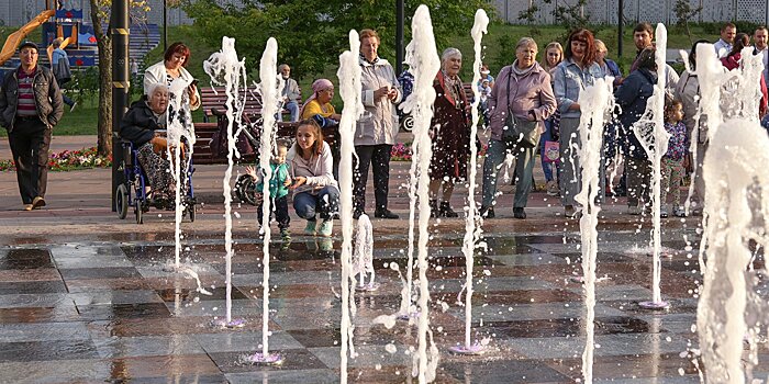 Сухой фонтан открылся в парке 70-летия Победы
