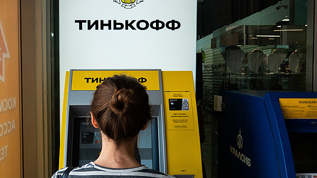 «Тинькофф банк» приостановил переводы в долларах и евро в 3 страны