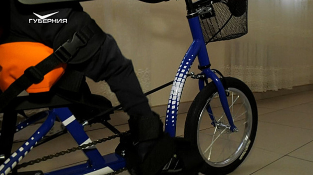 В Самаре четырехлетнему мальчику из детского дома с ДЦП подарили специальный велосипед