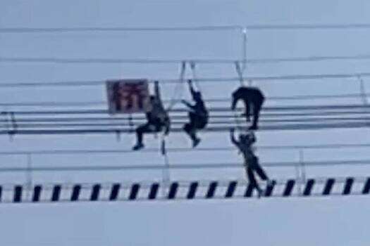 Туристы повисли вверх ногами на подвесном мосту и попали на видео