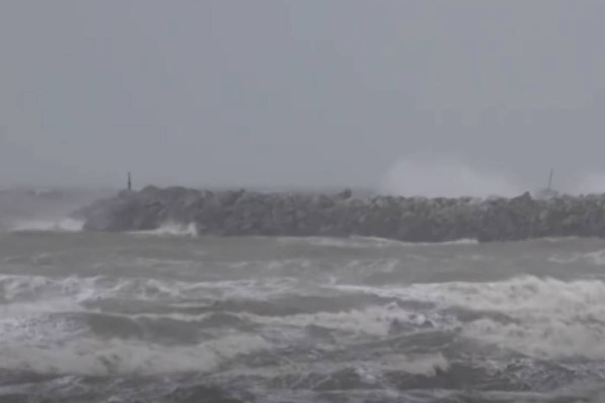 Мощный тайфун обрушился на Аляску