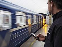 В московском метро мужчина выхватил телефон у пассажира во время разговора