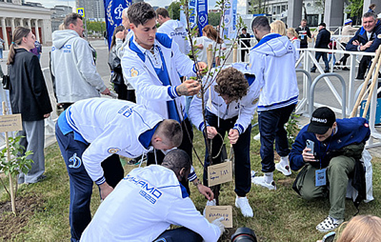 Игроки "Динамо" посадили деревья в Петровском парке в рамках фестиваля "Черешневый лес"