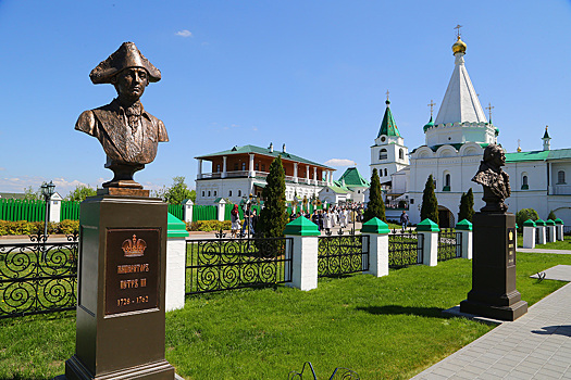 В Нижнем Новгороде открылась вторая часть аллеи императоров дома Романовых (ФОТО)