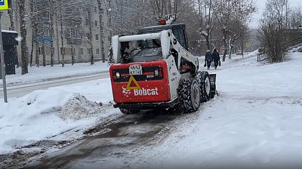 Кировские коммунальщики борются со снегопадом в сопровождении полиции