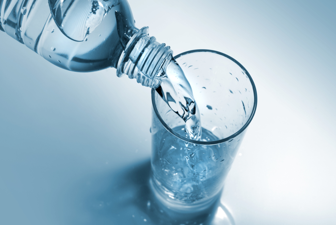 Вода всегда прозрачная. Вода льется из бутылки. Вода льется в стакан. Минеральная вода из бутылки льется. Миеральная вода льётся в стакан.