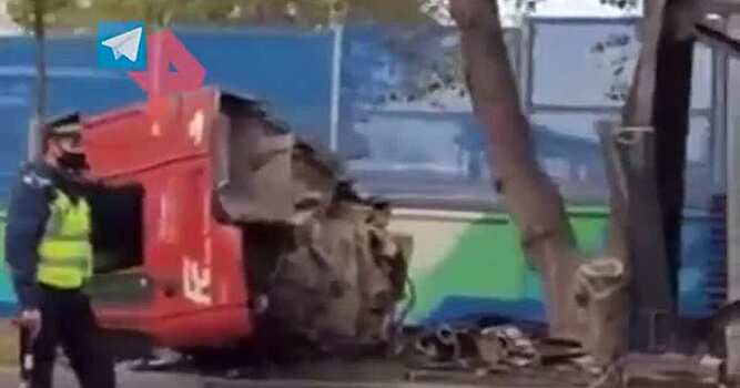 ВИДЕО: КамАЗ «потерял» кабину после ДТП в Москве